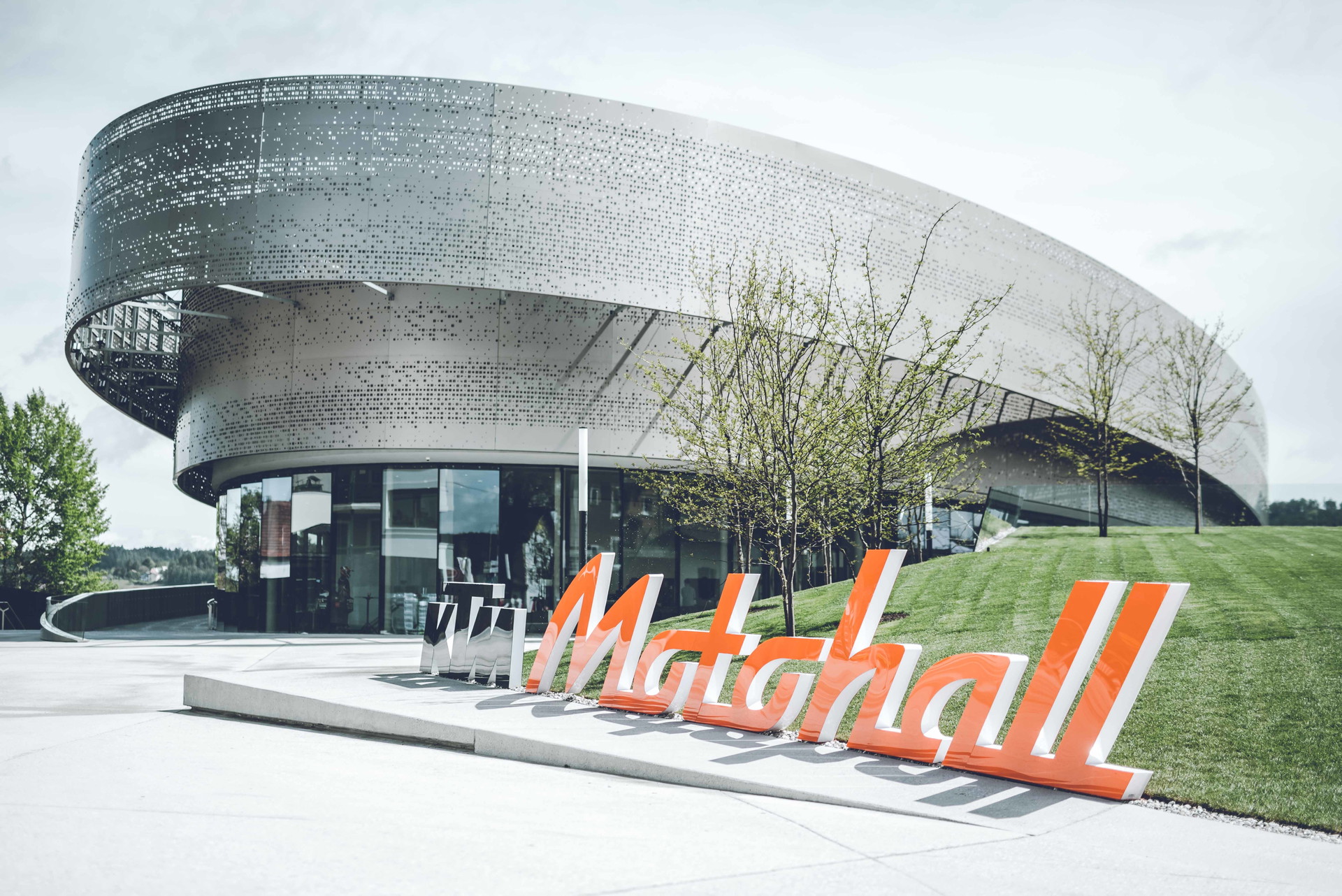 Innovation, Technik &amp; Technologie hautnah. In der KTM Motohall in Mattighofen ist alles zu sehen, was KTM an die Spitze der Motorradwelt gebracht hat.