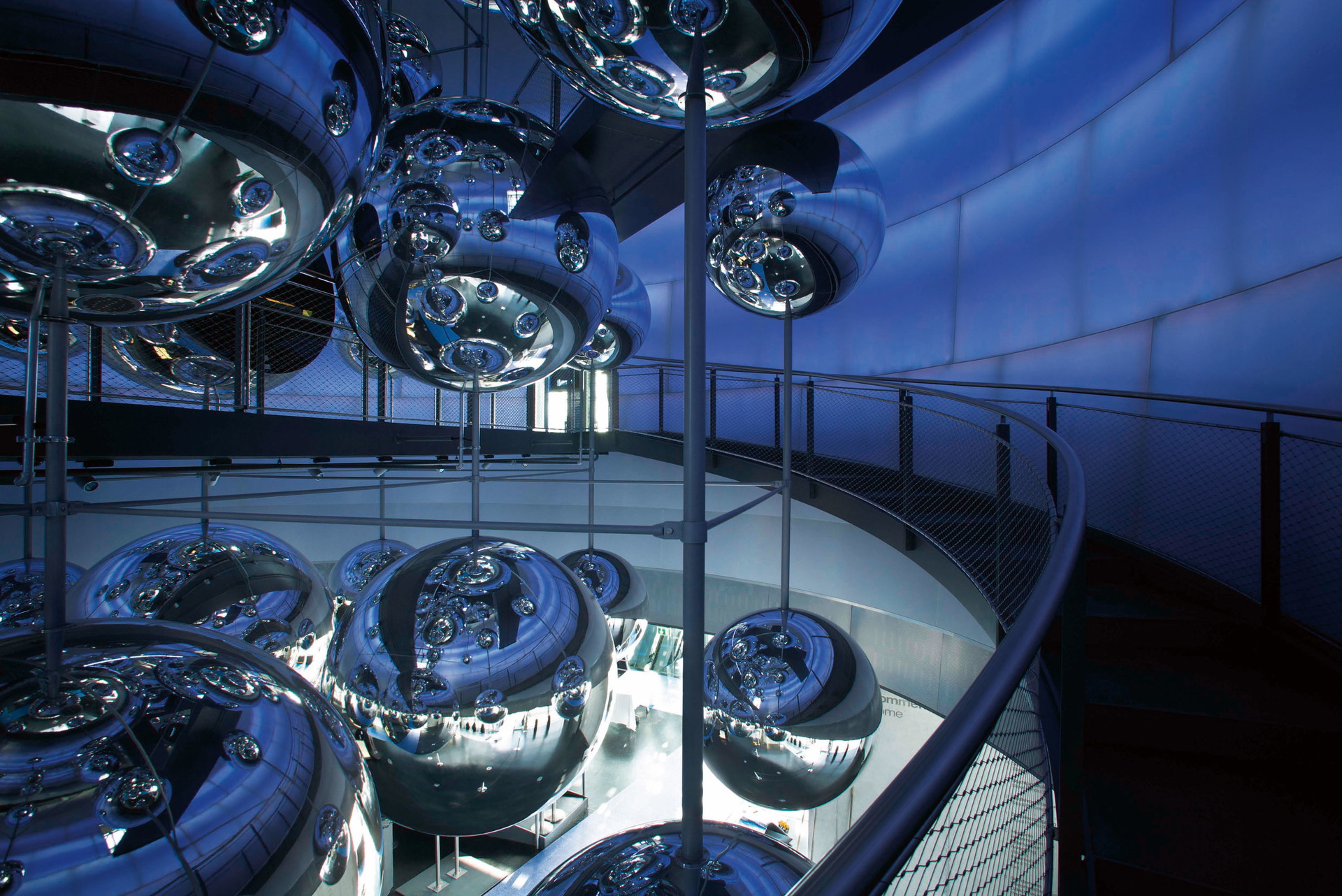 Die »voestalpine Stahlwelt« macht Stahl auf neue und einzigartige Weise erlebbar. Die Konzeption der Ausstellung bietet ein einmaliges Wechselspiel aus Erlebnis und Wissensvermittlung.