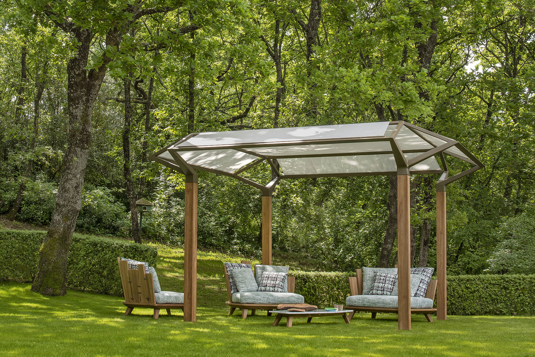 Gut geschützt: Robuste Säulen aus Teakholz, ­gegossene Aluminiumäste – diese sich selbst tragende Pergola fügt sich organisch in die Umgebung ein. ethimo.com
