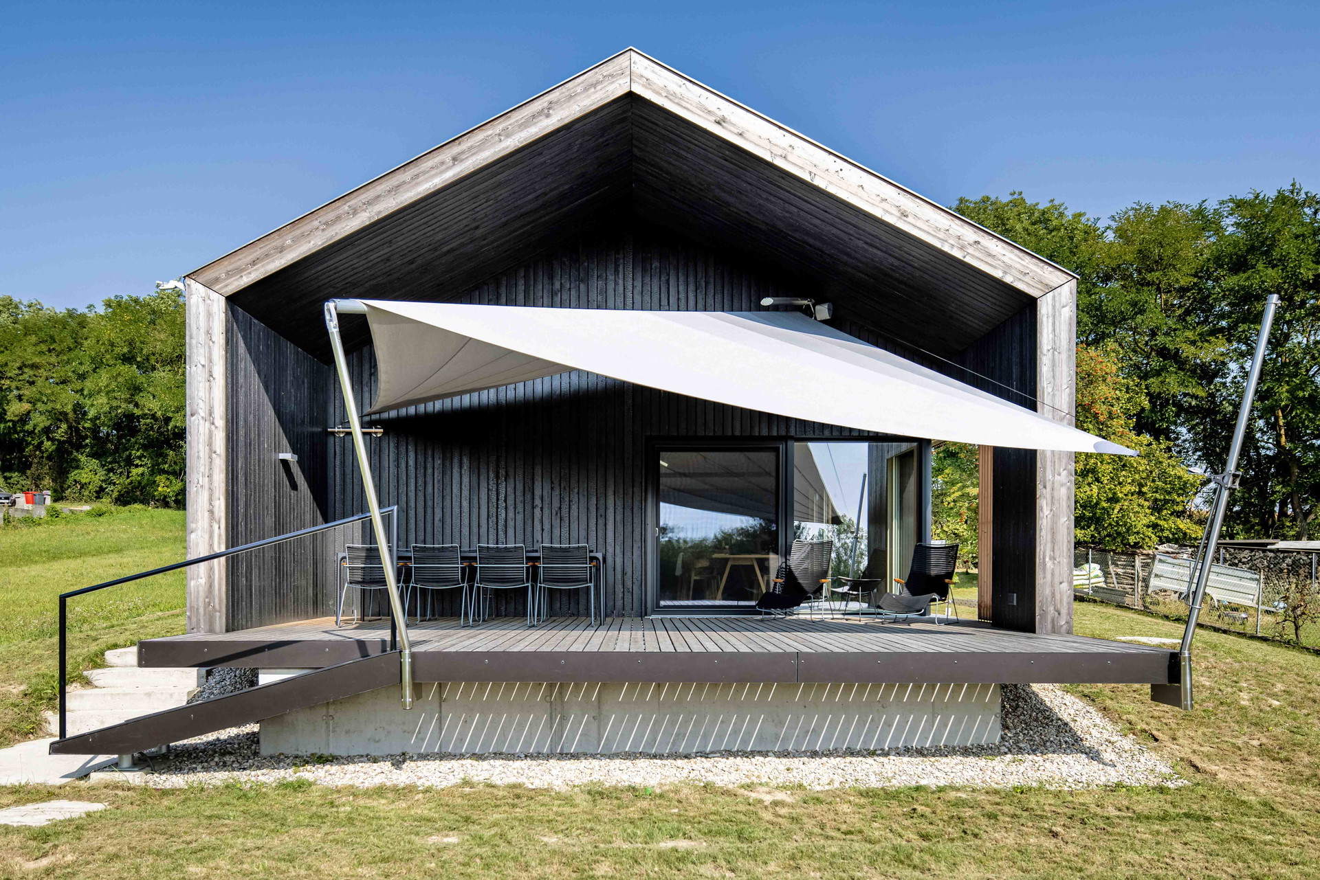 Architektur des Schattens: Mit diesem Sonnensegel 
fügt sich die Beschattung harmonisch ins Gesamtbild ein.
sunsquare.com