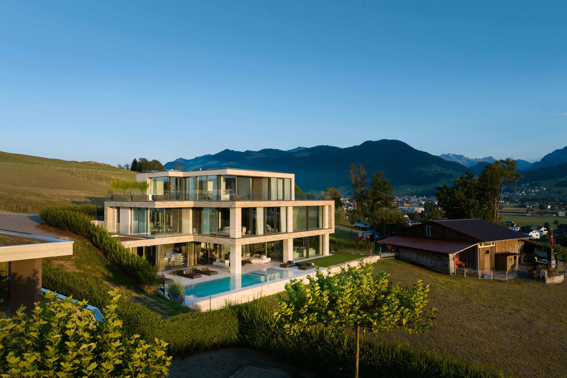 Luxusimmobilie. Die repräsentative Villa aus der Feder von Architekt Patric Simmen besticht durch ihre einmalige Lage, das grosszügige Raumangebot sowie den exklusiven Innenausbau.