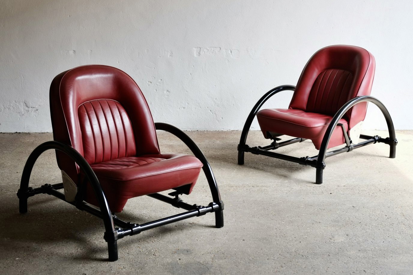 1981: Gebrauchtwagen. Der »Rover Chair« ging in die Design-Geschichte ein. Arad hat in der Ur-Version dafür ausrangierte Sitze eines »Rover 2000« mit Stahlrohren von der 
Baustelle aufgemotzt. 
Upcycling pur.