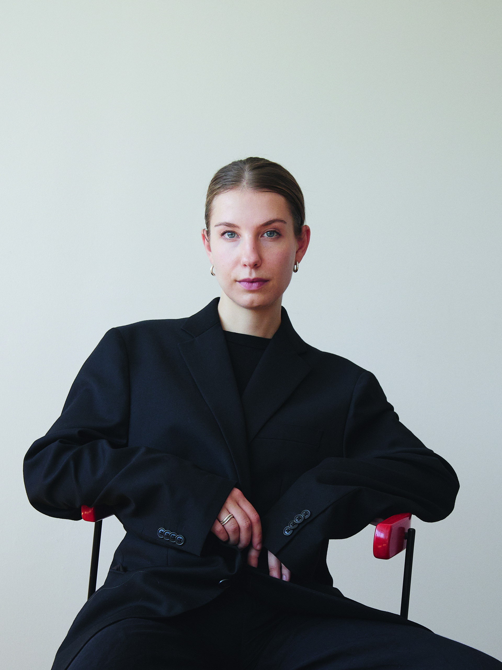Anna Zimmermann: Die 30-jährige Objektdesignerin, Konzepterin und Artdirektorin lässt in ihr Schaffen aktuelle Diskurse einfließen und bricht diese immer wieder mit Humor auf. annazimmermann.eu