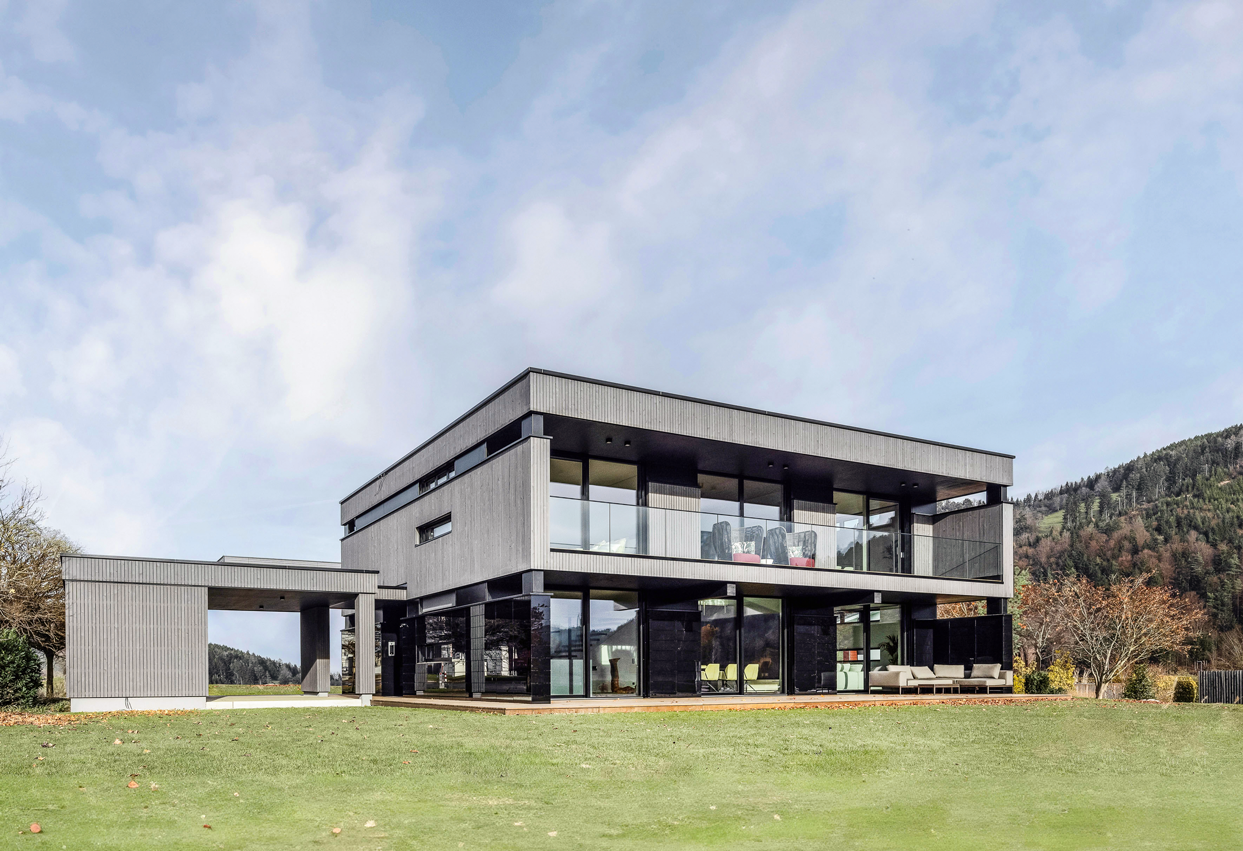 Der Kärntner Fertigteilexperte Griffner hat gemeinsam mit
dem Designstudio F. A. Porsche das »Floating House« konzipiert. Ein High-End-Fertigteilhaus aus Holz und Glas.