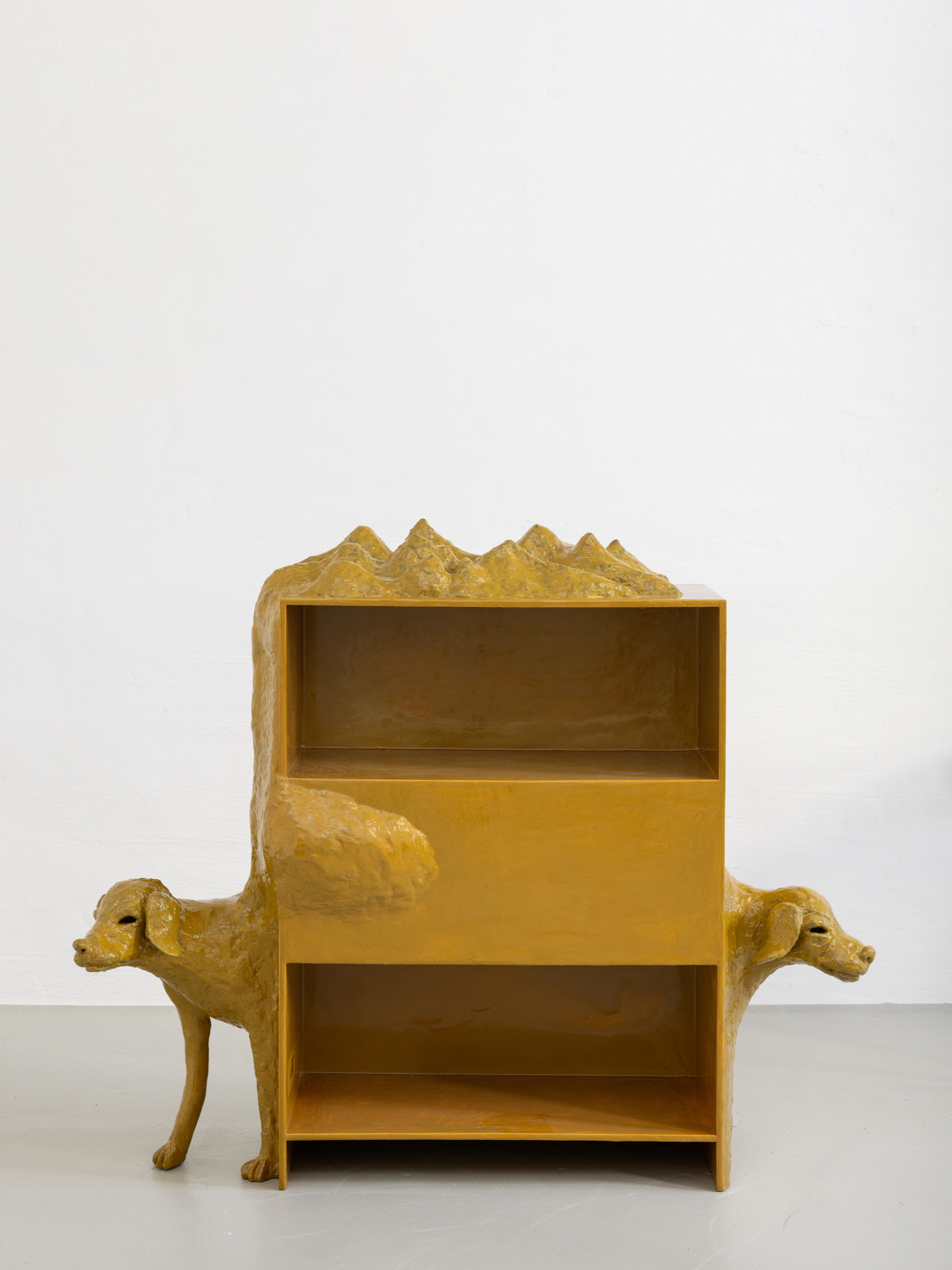 uri Koerfer, Gestell (shelf, dogs and alps), 2023
courtesy of the artist © Timo Ohler, Berlin