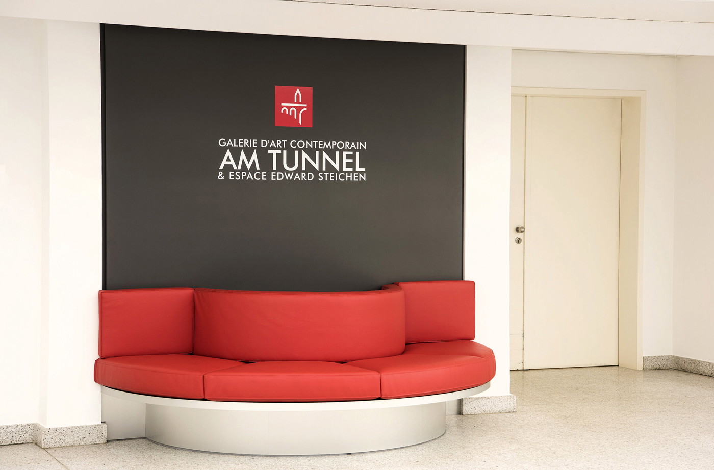 Kunst-Kund:innen­zentrum
Foyer der Galerie 
Am Tunnel. © Galerie Am Tunnel der 
Sparkasse Luxemburg

