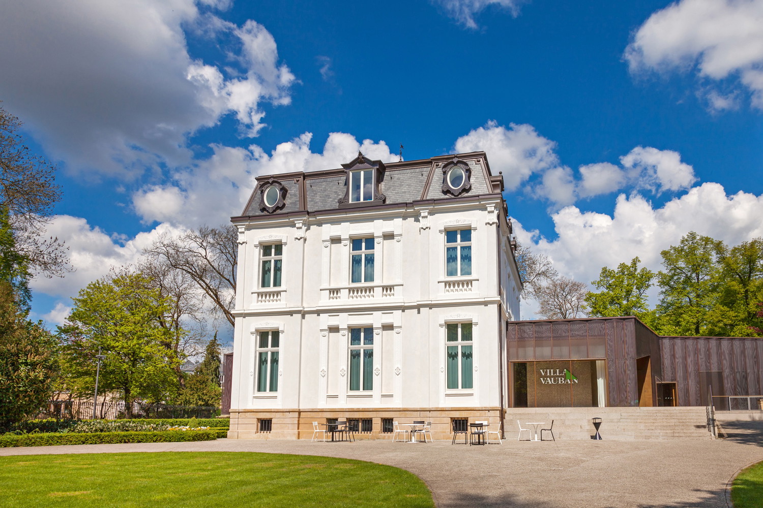 Die Villa Vauban aus 
dem 19. Jahrhundert und 
ihr moderner Anbau.  © Shutterstock 