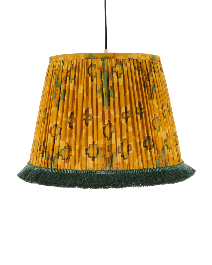 Einfach abhängen: Pendelleuchte mit handgefertigtem »Transylvanian Roots Sarga Cone«- Lampenschirm mit grünen Fransen von Mindthegap Lighting. mindtheg.com