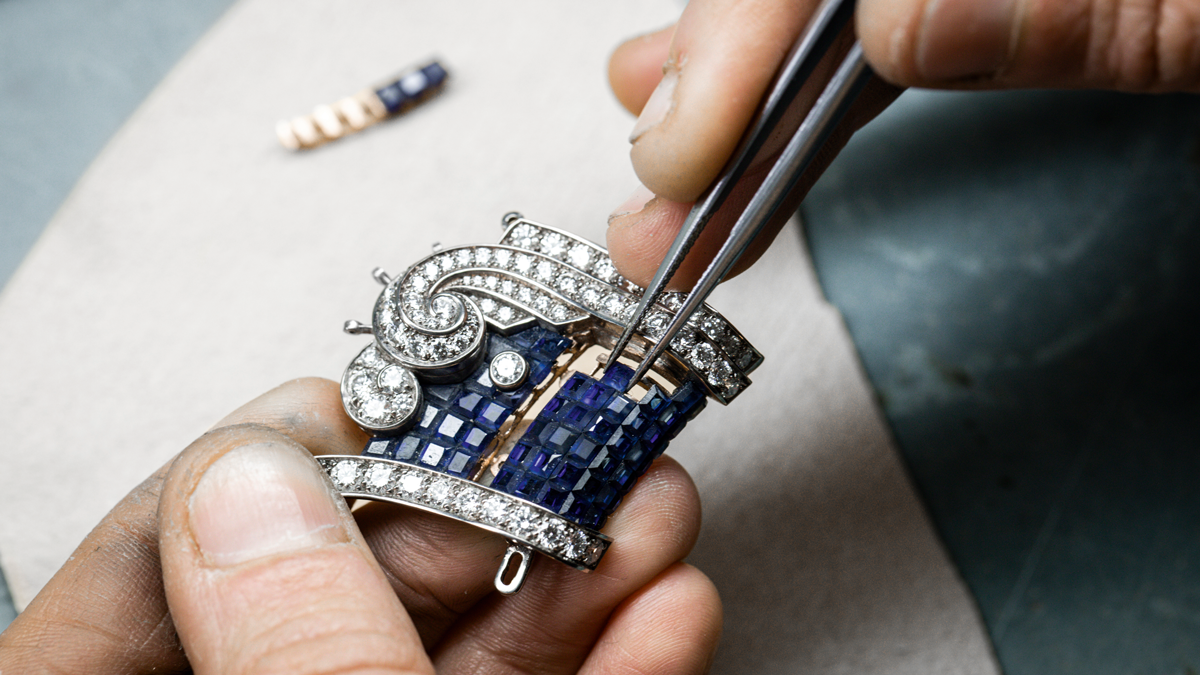 Geheimnis mit Stil: Die 1933 patentierte  »Mystery Set«-Technik gilt bis heute als charakteristische Kunstfertigkeit 
 Van Cleef &amp; Arpels’