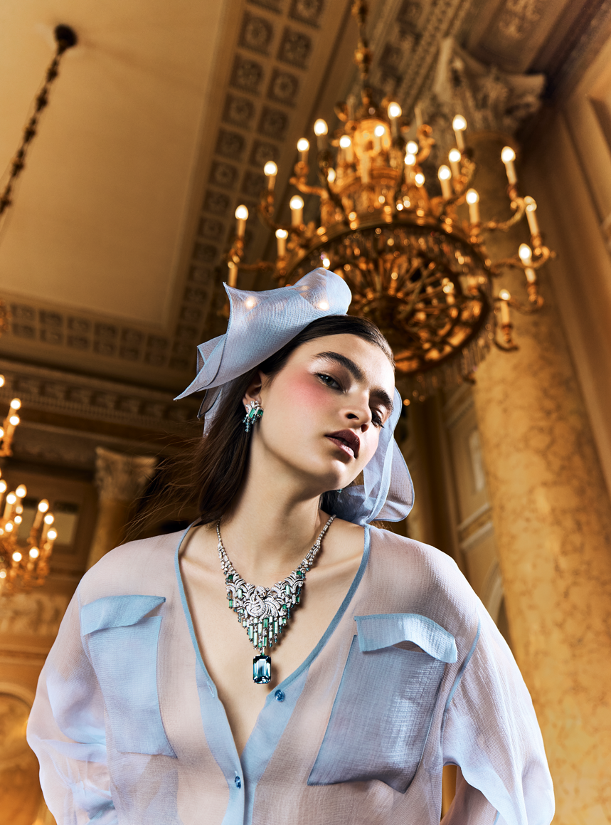 »Celestun« Collier: Rosegold & schwarzer Lack, gelbe 
Diamanten, Smaragde, Aquamarine.
Ohrringe: Rosegold & schwarzer Lack, gelbe 
Diamanten, Smaragde, Aquamarine.
Outfit: Schluppenbluse aus Seidenorganza, 
Cargohose aus Baumwollsamt – Giorgio Armani.