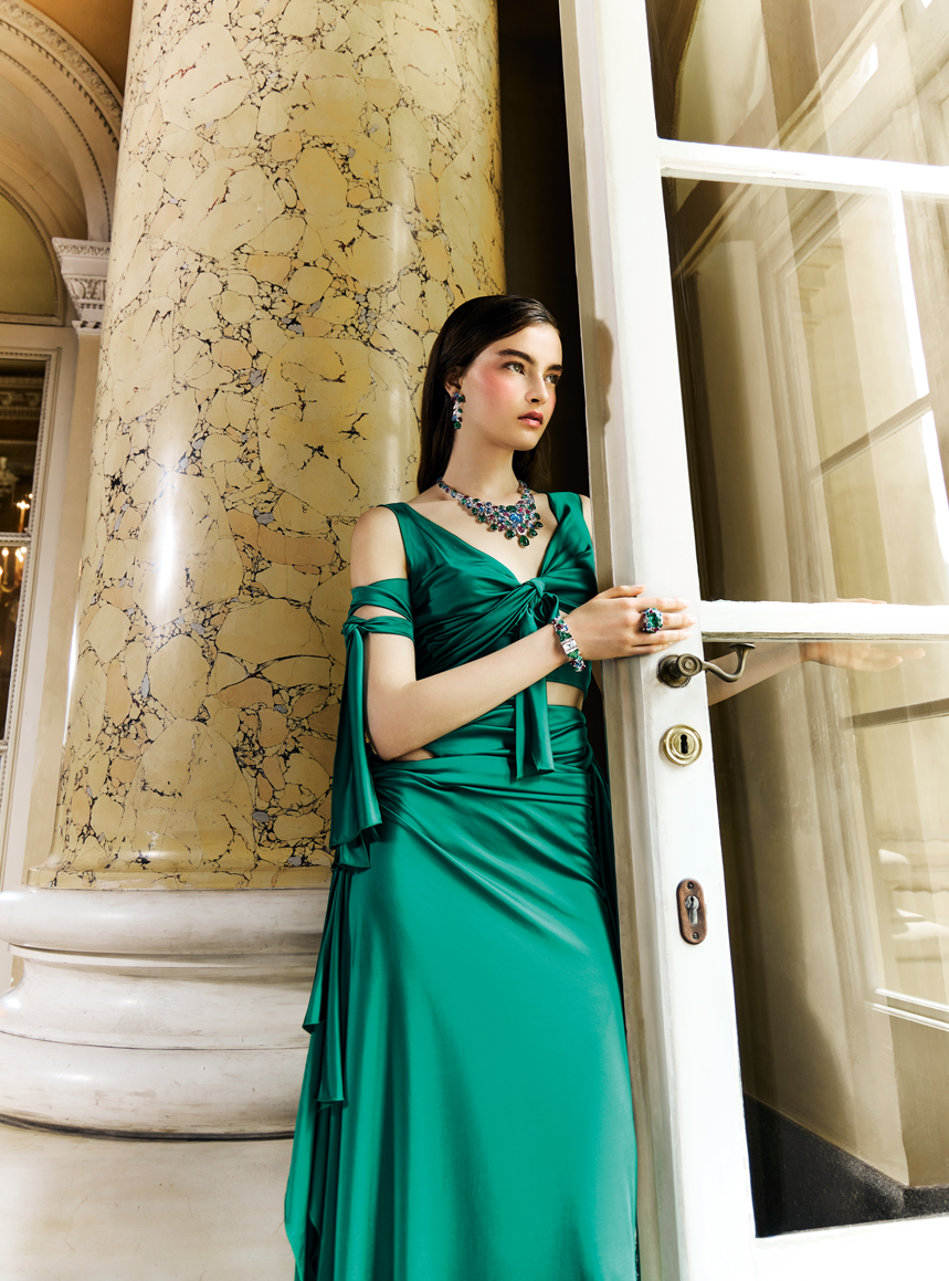 »Tutti Mahavan« Collier: Platinum, Emeralds, Saphire.
Ohrgehänge: Platinum, 
Emeralds, Saphire, Rubine, 
Diamanten.
Secret Watch: Weißgold, 
Emeralds, Saphire, Rubine, 
Diamanten, Onyx.
Ring: Platinum, Emeralds, 
Saphire, Rubine, Diamanten. 
Outfit: Abendrobe aus  
Jersey mit Cutouts – 
Dsquared2.