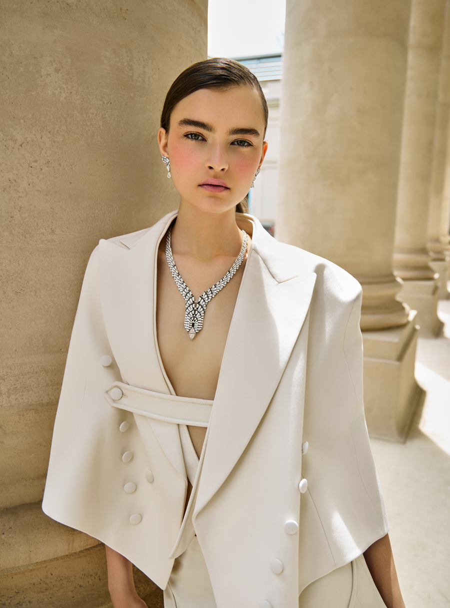 »Alae« Collier und Ohrringe: Weißgold, Onyx, Diamanten.
Outfit: Wollcape, weit geschnittene Hose & Desertboots mit Plateausohle – Louis Vuitton.