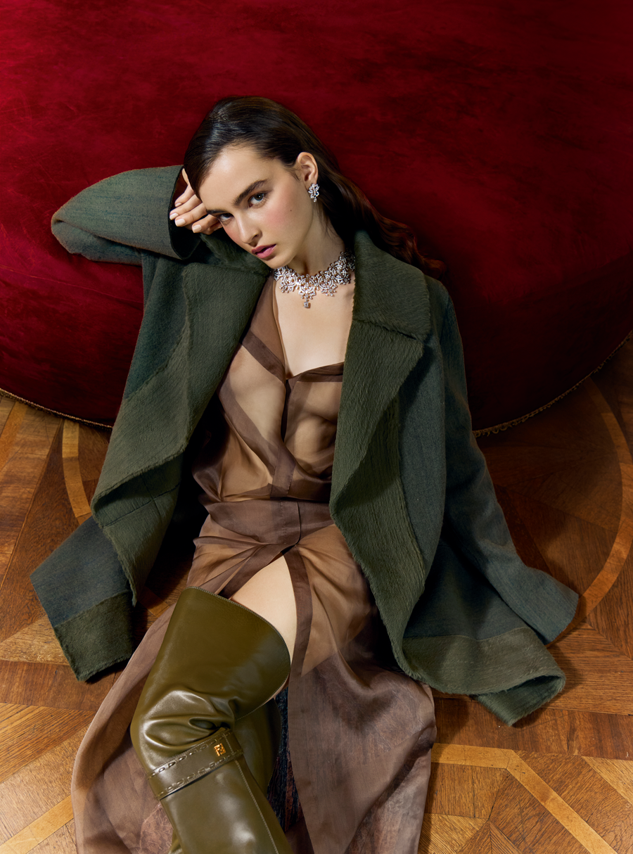 »Renda« Collier und Ohrringe: Weißgold und Diamanten.
Outfit: Kurzmantel, Kleid aus bestickter Seidenorganza, 
Stiefel aus Kalbsleder – Fendi.
