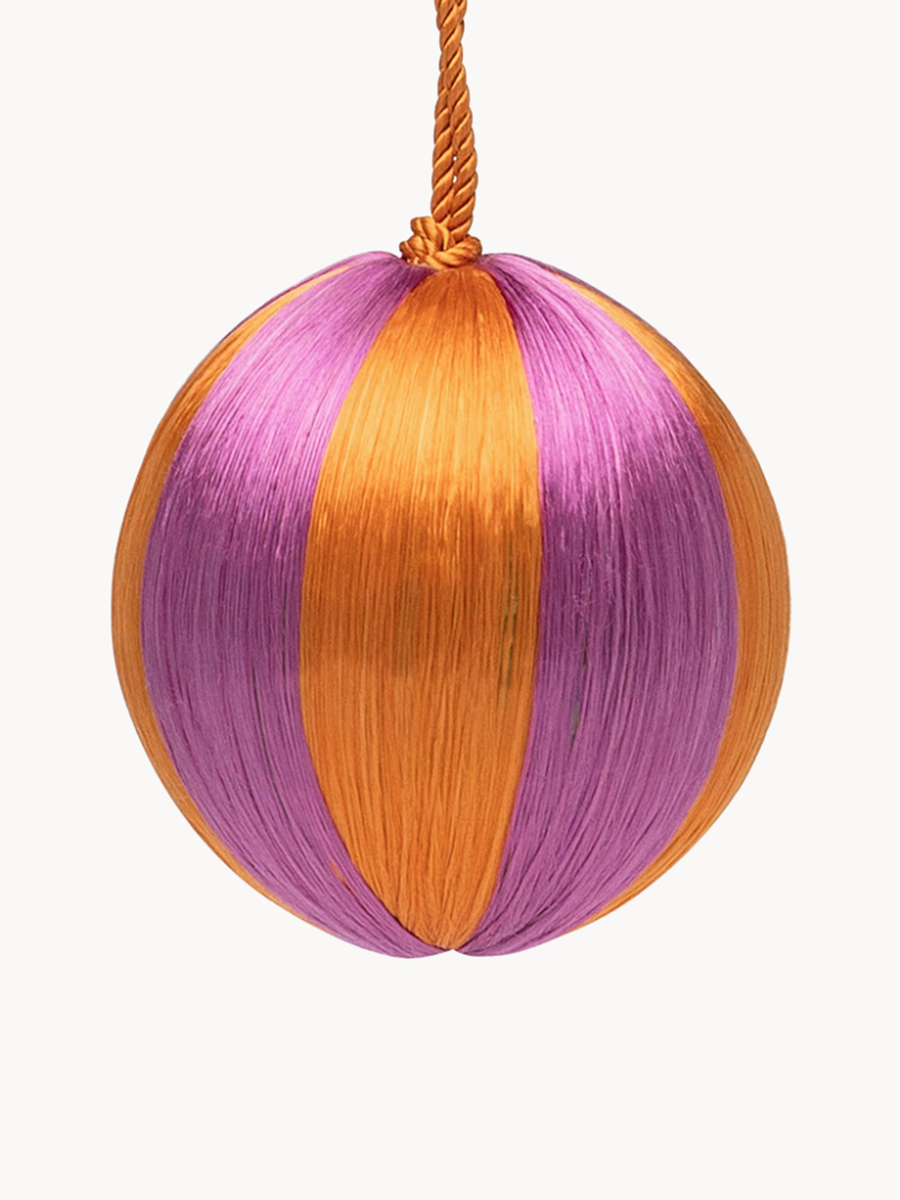 Diese goldenen und pinken Kugeln bringen funkelnde Highlights auf den Tisch oder den Weihnachtsbaum und verbinden Mango und Rani Pink perfekt.