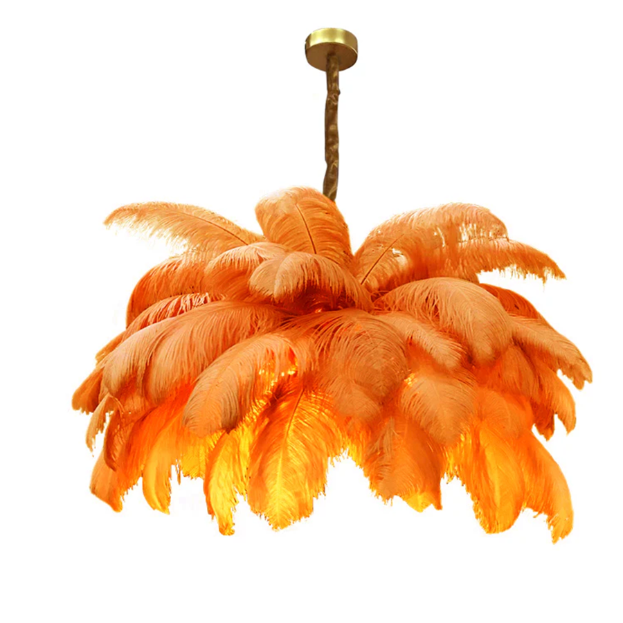 Eine außergewöhnliche Lampe mit goldenen und pinkfarbenen Elementen, die warmes Licht spendet und den Tisch in festlichem Glanz erstrahlen lässt.