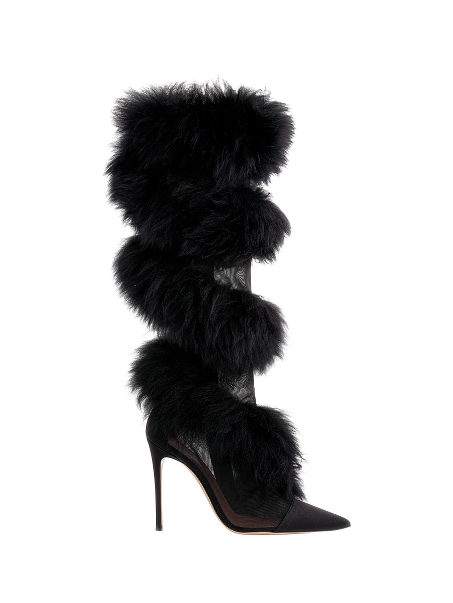 Style-Wirbel: Christmas-Glam in Schwarz verspricht dieser kniehohe Stiefel aus Mesh und Satin, der von flauschigem Faux Fur umwunden wird. Gianvito Rossi, 
net-a-porter.com