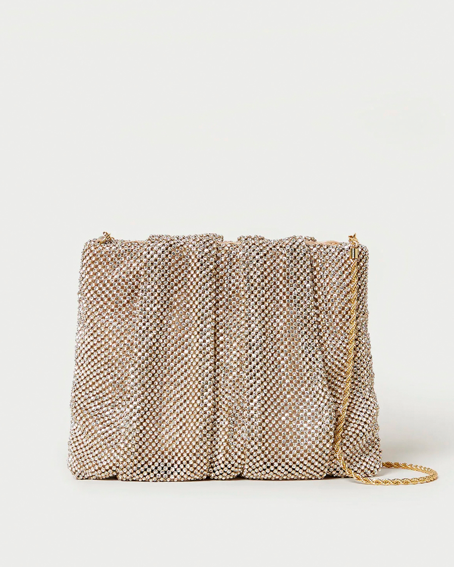 Detailverliebt: Das feine Diamanté-Netz in Gold sorgt dafür, dass Loeffler ­Randalls Ember Clutch mit abnehmbaren Goldriemen jeden 
Look erstrahlen lässt. Loeffler Randall
