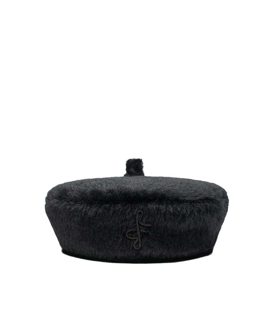 Köpfchen mit Stil: Baginskiys schicke, handgefertigte Baskenmütze in Faux-Fur-Optik mit dezentem Monogram macht jeden Outdoor-Look zum Showstopper. ruslanbaginskiy.com