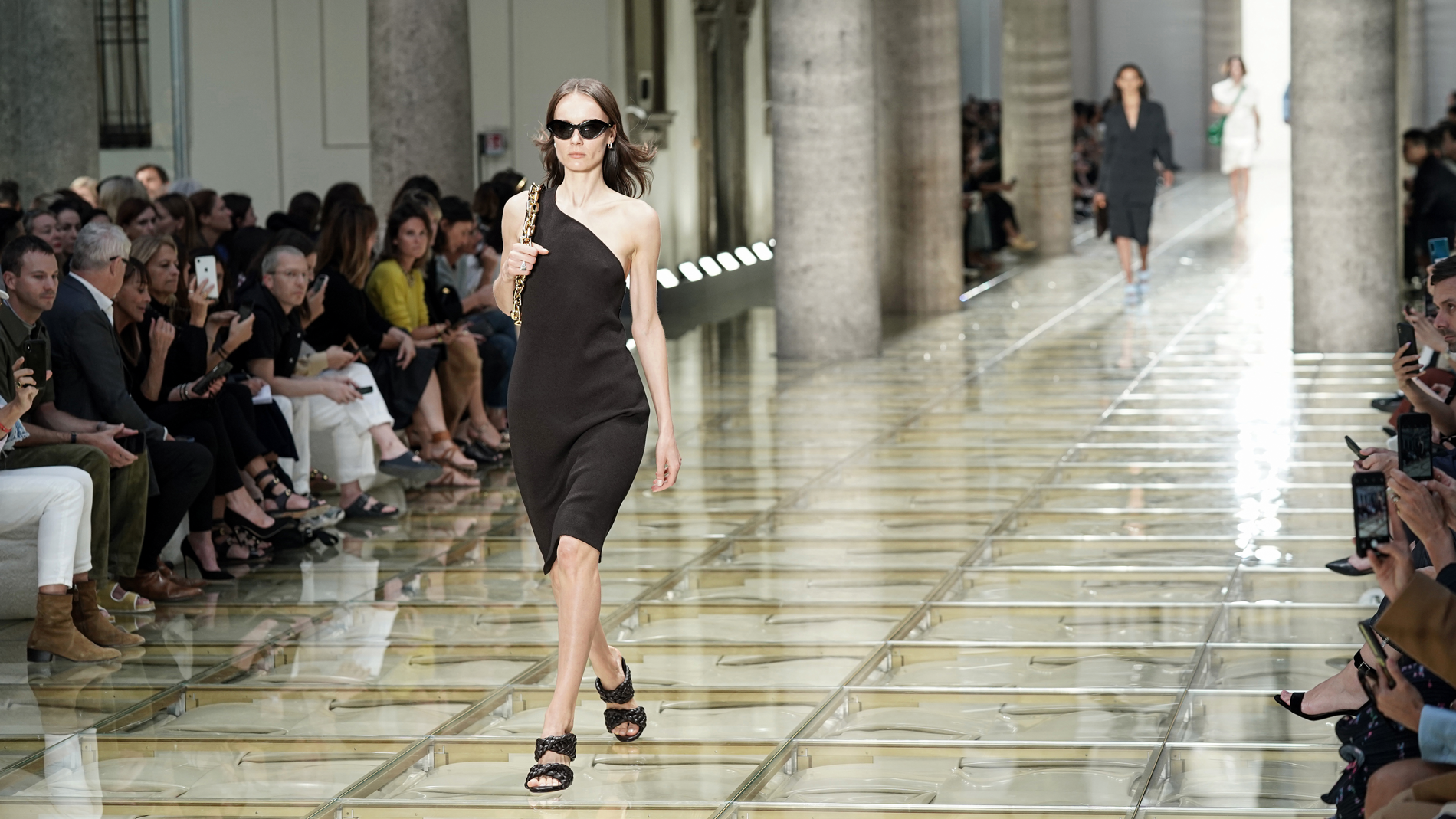 Marschrichtung: Mit der Show SS 2020 (r.) gab  Daniel Lee den Weg für »New Bottega« frei. Der war bold und sexy – wie die gesamte Location. Damals liefen die Models über  Taschen unter 
Plexiglas. Es ging ein Raunen durch die 
Zuseher:innen ob der Location und der Looks.