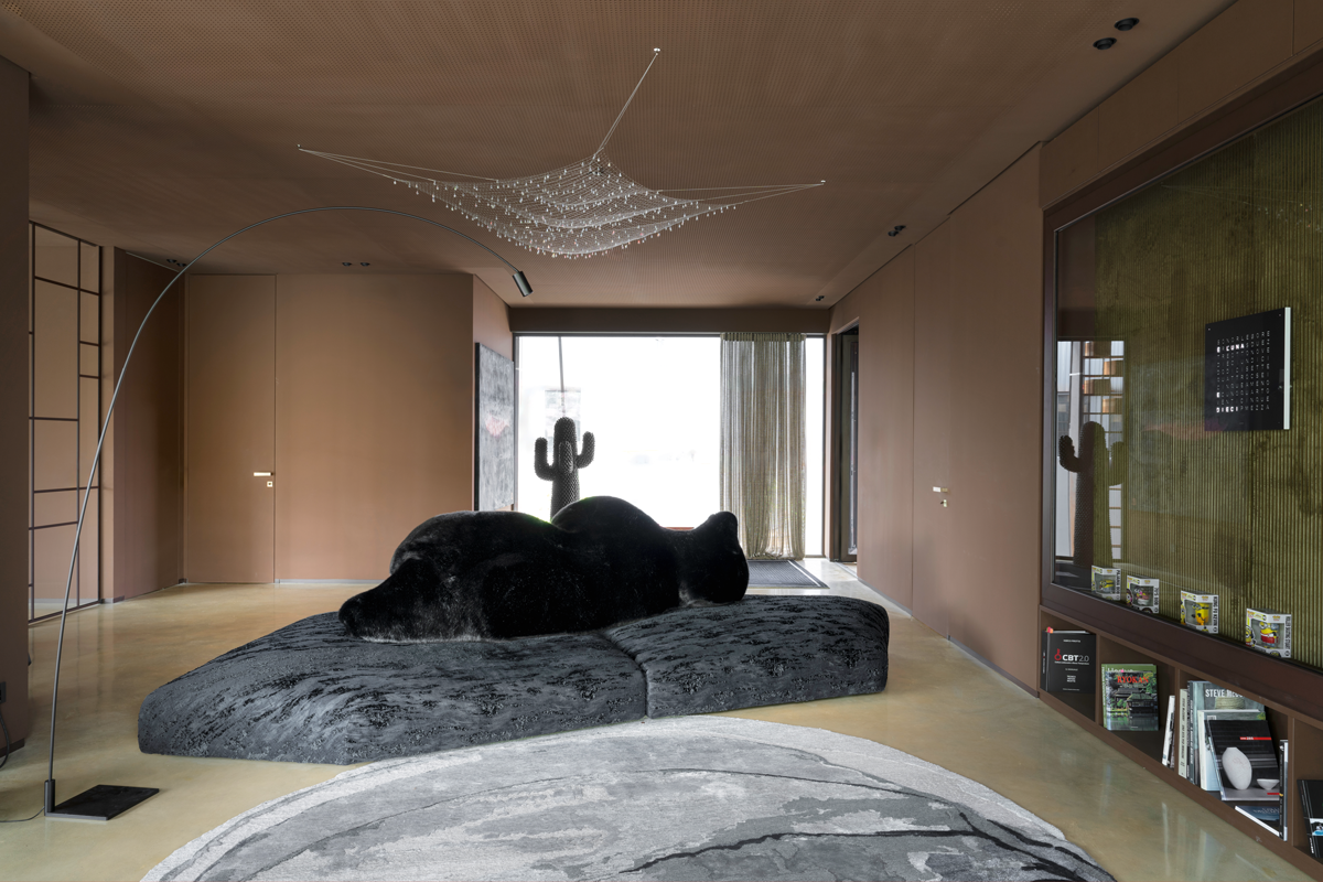 Centerpiece: Francesco Binfarés Sofa  »Pack« für Edra erinnert an 
Eisschichten; die bärenförmige Rückenlehne verleitet dazu, 
sich zurückzulehnen und 
zu entspannen.