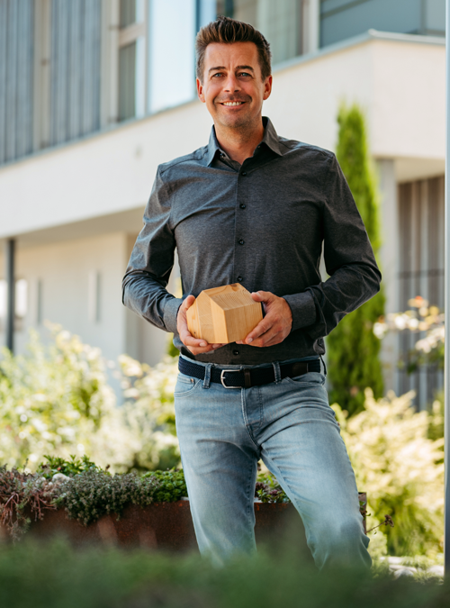 Mit Können und Leidenschaft
Bereits seit 2008 ist Dipl.-Ing. (FH) Volker ­Höllinger bei Magnum Vollholzdesign 
tätig. 2019 übernahm er die Position  des Geschäftsführers und führt das  Unternehmen seitdem mit Herzblut.