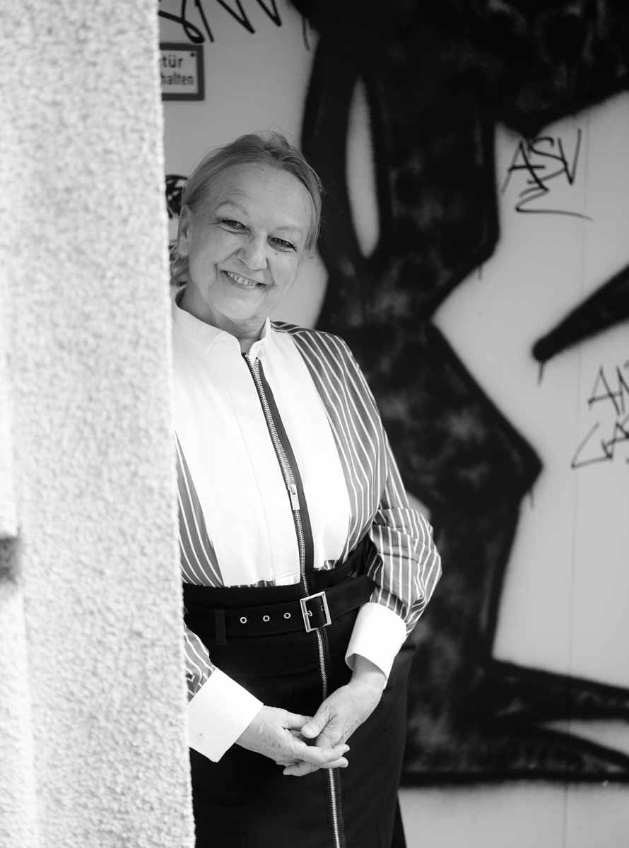 Lore Sander studierte Grafikdesign und Organisations- und Betriebspsychologie und arbeitete lange als Grafikerin und Art-Director in München. 1997 gründete sie mit ihrem Mann Werner Pilz das Geschäft Habari, das auf Textilien, Korbwaren, Keramik und Handwerkskunst aus Afrika und Japan spezialisiert ist – mit zwei Filialen in 1060 und 1070 Wien. habari.at