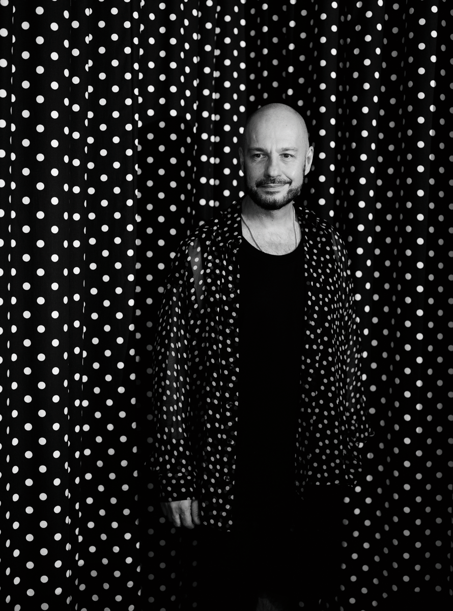 Denis Košutić studierte Architektur an der Universität Zagreb und an der TU Wien. 2002 gründete er sein eigenes Label für Innenraumgestaltung und Interior-Design.  Er ist ein Freund von kräftigen Farben und gewagten Mustermixes und entwickelt 
Interior-Konzepte im Bereich Wohnen, Hotel, Office, Gastronomie und Retail, u. a. House of Strauss, Casino Kulinarium und Boston 
Consulting Group. deniskosutic.com