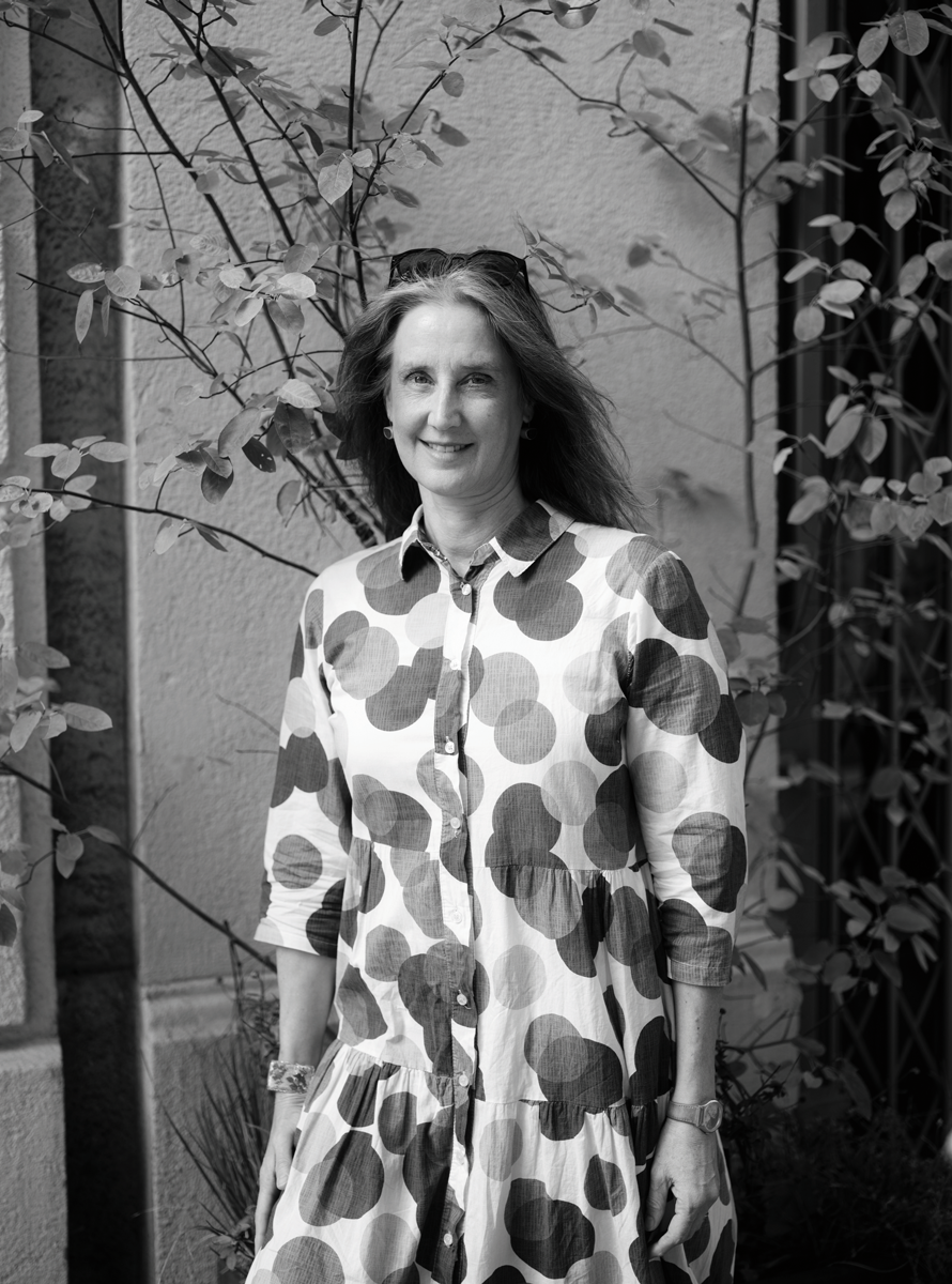 Pia Anna Buxbaum studierte Architektur und machte bei der International Association of Color Consultants (IACC) eine Ausbildung zur Color-Designerin. Seit 2002 erstellt sie Farb- und Materialkonzepte für die Bereiche Wohnen, Arbeiten, Gesundheitsimmobilien und öffentlicher Stadtraum. 2017 initiierte sie das Qualifizierungsnetzwerk Gebäudesoftskills an der Donau Universität Krems. Projekte u. a. für Caritas, 
Kolping, VinziRast und Uniqa. archicolor.at