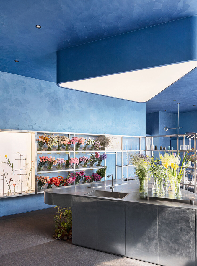 Kleine Forschungsstation
Das koreanische Blumengeschäft »o’flower« setzt auf himmelblaue Wände und kalte Laborbeleuchtung. 
@plainoddity