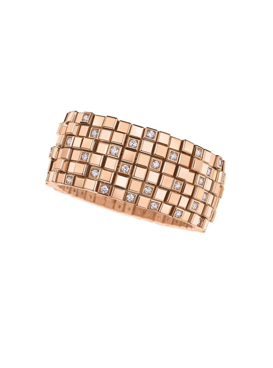 Mosaik: »Ice Cube«-Armband von Chopard,  bestehend aus kleinen goldenen Würfeln, gefertigt aus ethischem Roségold, teilweise besetzt mit 
Diamanten (4,43 Karat).