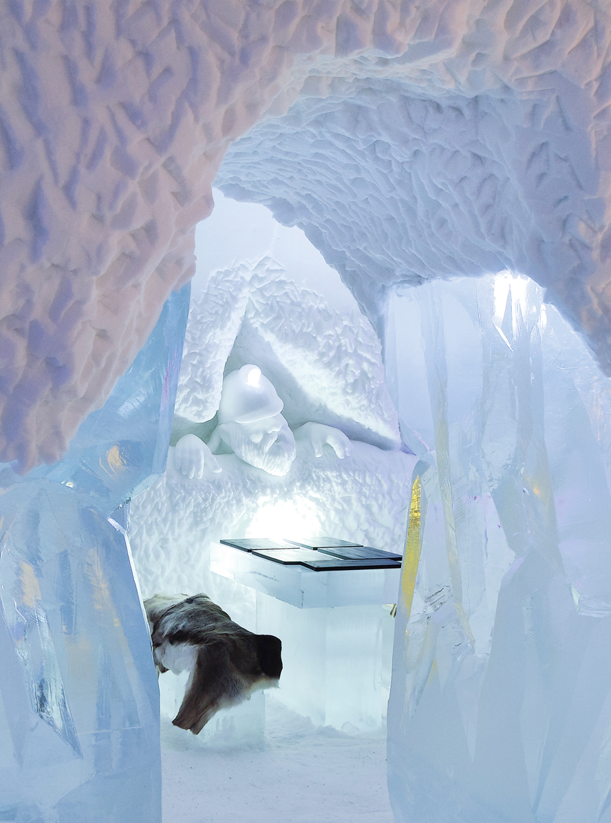 Vergängliche Kunst: Die Betten  bestehen aus Eisblöcken, Wände  und Decken sind mit Schnee- Schnitzereien und Eiskunstwerken verziert.  arcticsnowhotel.fi