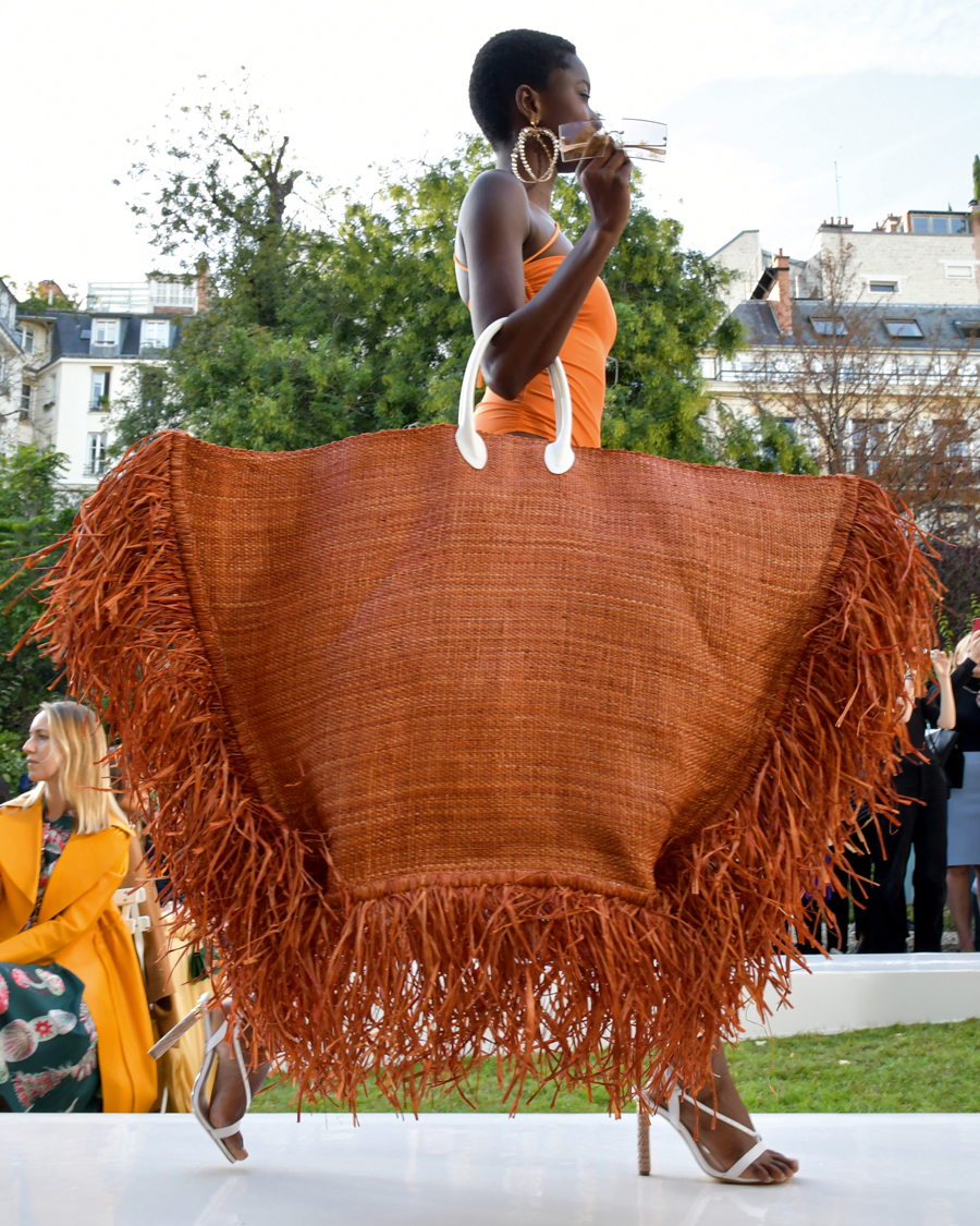 Jacquemus ist bereits im Mode-Olymp angekommen. Auch weil sich seine  exaltieren Looks so wunderbar inszenieren lassen – analog wie digital.