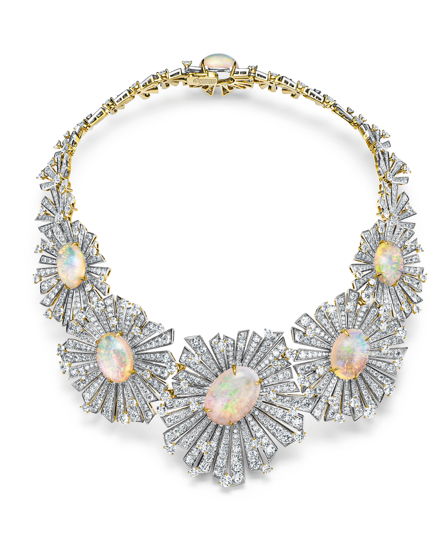 TIFFANY &amp; CO:
Die aktuelle High-Jewelry-
Kollektion »Tiffany Céleste Fall« aus dem Blue Book 2024 
zelebriert Jean Schlumbergers grenzenlose Fantasie und seine Auseinandersetzung mit den 
Geheimnissen des Universums, 
darunter das Collier »Star Burst« mit sechs ovalen Kristall-Opalen im Cabochon-Schliff von
 insgesamt 64 Carat.