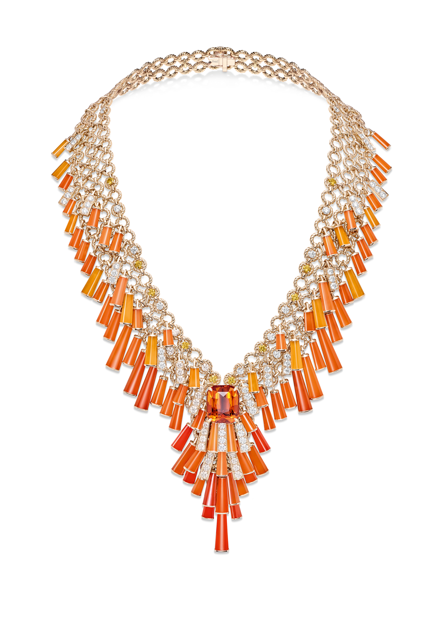 PIAGET: Bei diesem feurigen 
Collier aus Karneol, Spessartit-Granaten,  gelben Saphiren und 
Diamanten besteht die Virtuosität in der  farblichen Abstufung der unterschiedlichen 
Komponenten. Im  Zentrum der 
Kreation thront als Herzstück ein Spessartit- Granat von 21,23 Carat.
piaget.com