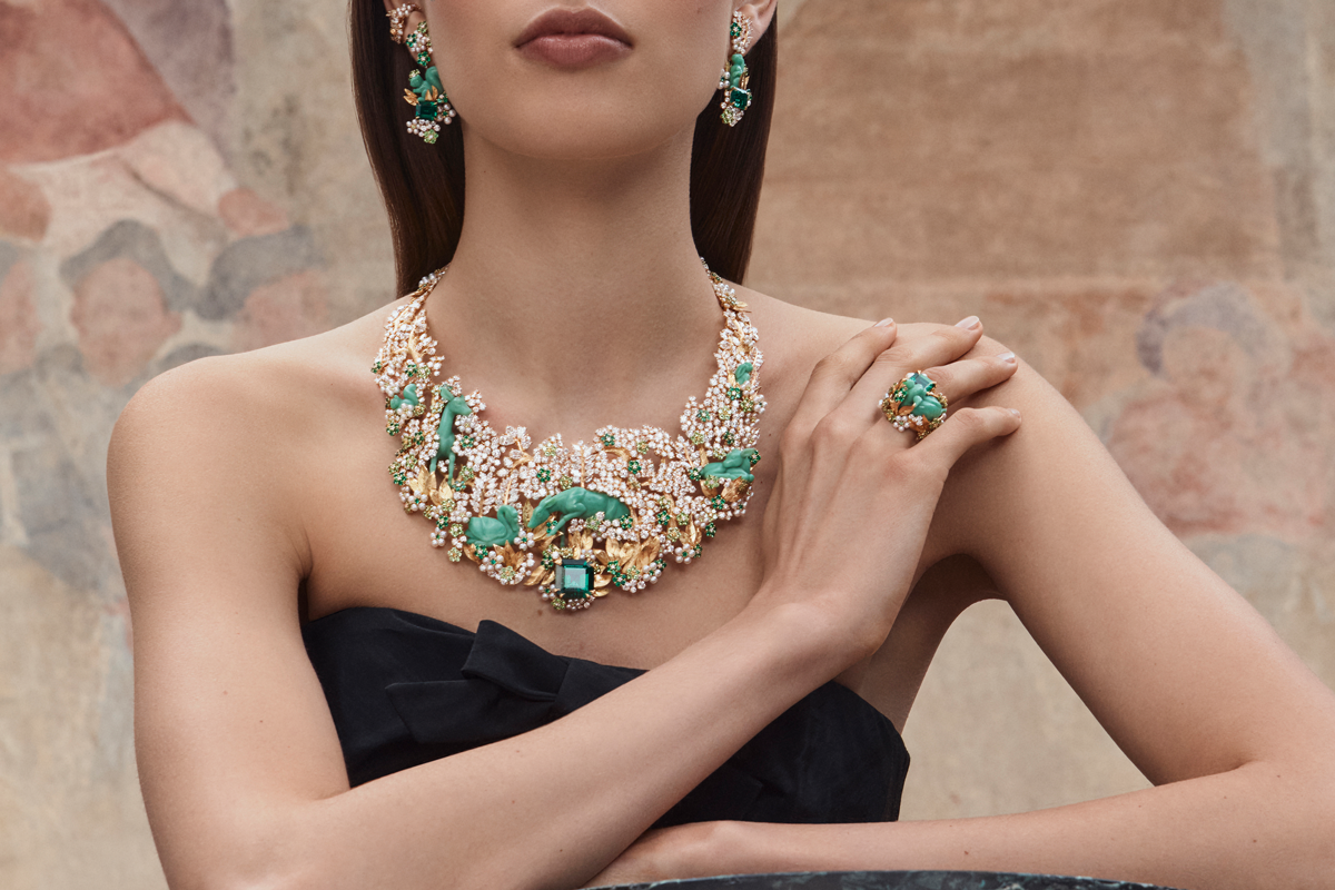 DIOR: Fauna und Flora in edlem Zusammenspiel. Das »Diorama &amp; Diorigami«-Collier wirkt märchenhaft durch sein Zusammenspiel aus Blumenwiesen aus Gelbgold, Diamant, Smaragd, gelbem Saphir, Tsavortit-Granat, Chrysopras und winzigen Zuchtperlen.
dior.com