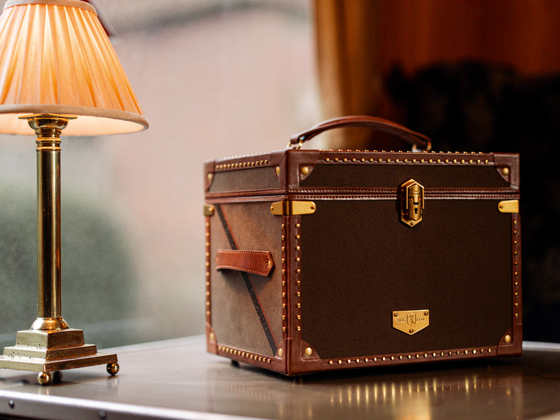 Reisebegleiter: Die Schmuckschatulle »Ida« im Stil einer Truhe ist die perfekte Mischung aus Eleganz und Funktionalität. Luxuriöse, gedeckte Töne und hochwertiges Leder sorgen für 
nostalgisches Flair. wolf1834.com