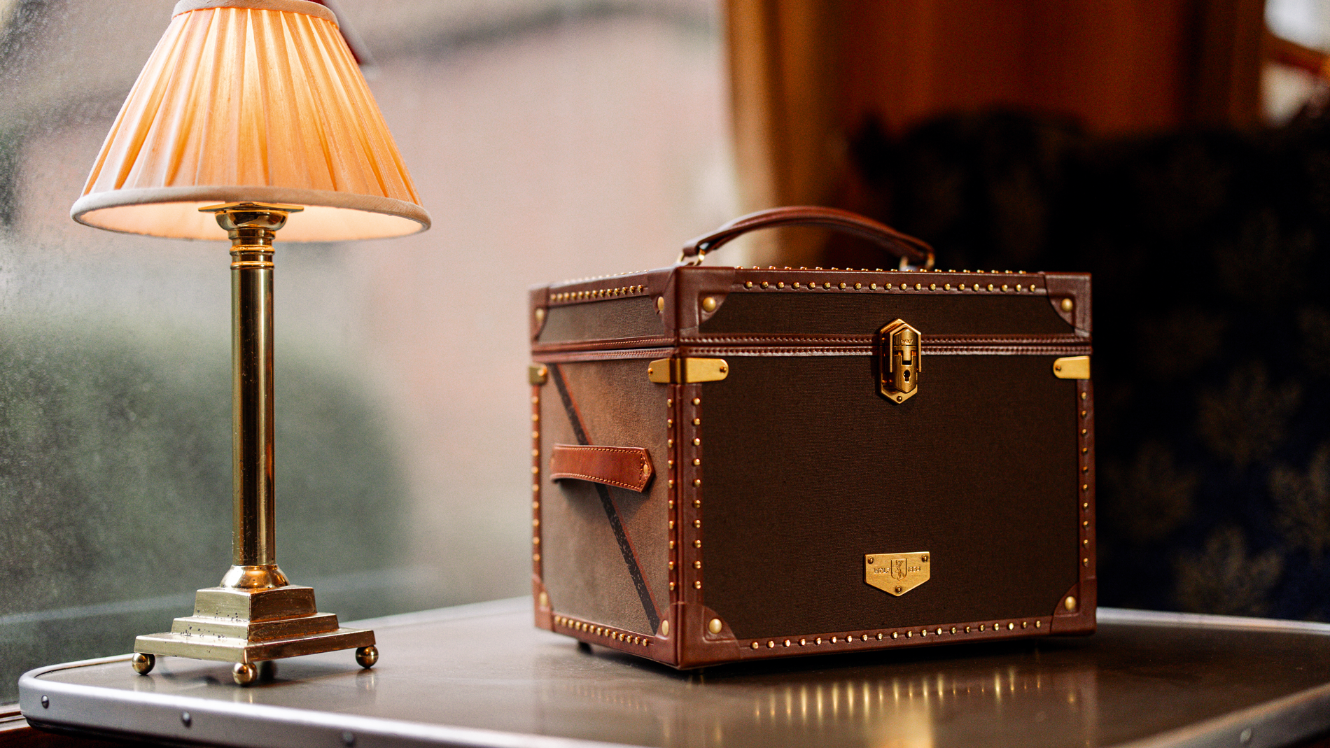 Reisebegleiter: Die Schmuckschatulle »Ida« im Stil einer Truhe ist die perfekte Mischung aus Eleganz und Funktionalität. Luxuriöse, gedeckte Töne und hochwertiges Leder sorgen für 
nostalgisches Flair. wolf1834.com