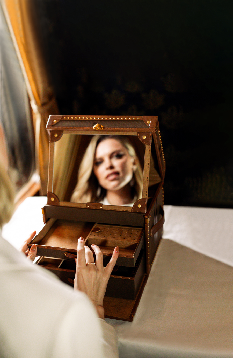 Reisebegleiter: Die Schmuckschatulle »Ida« im Stil einer Truhe ist die perfekte Mischung aus Eleganz und Funktionalität. Luxuriöse, gedeckte Töne und hochwertiges Leder sorgen für 
nostalgisches Flair. wolf1834.com