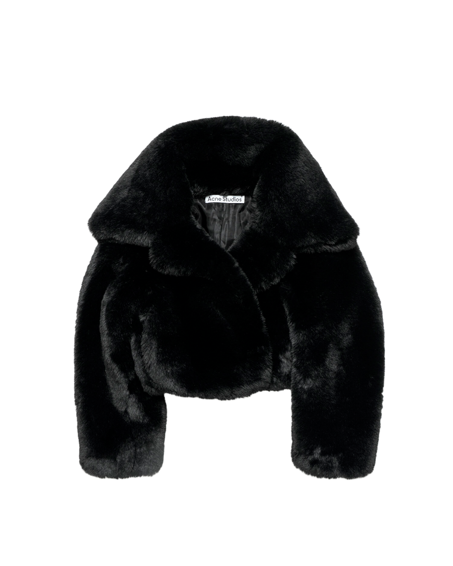 Schwarzer Schimmer: Die hüftlange Faux-Fur-Jacke aus der FW24-Kollektion ist dank ihrer entspannt-eleganten Passform der perfekte Überwurf für besondere Anlässe. Acne Studios