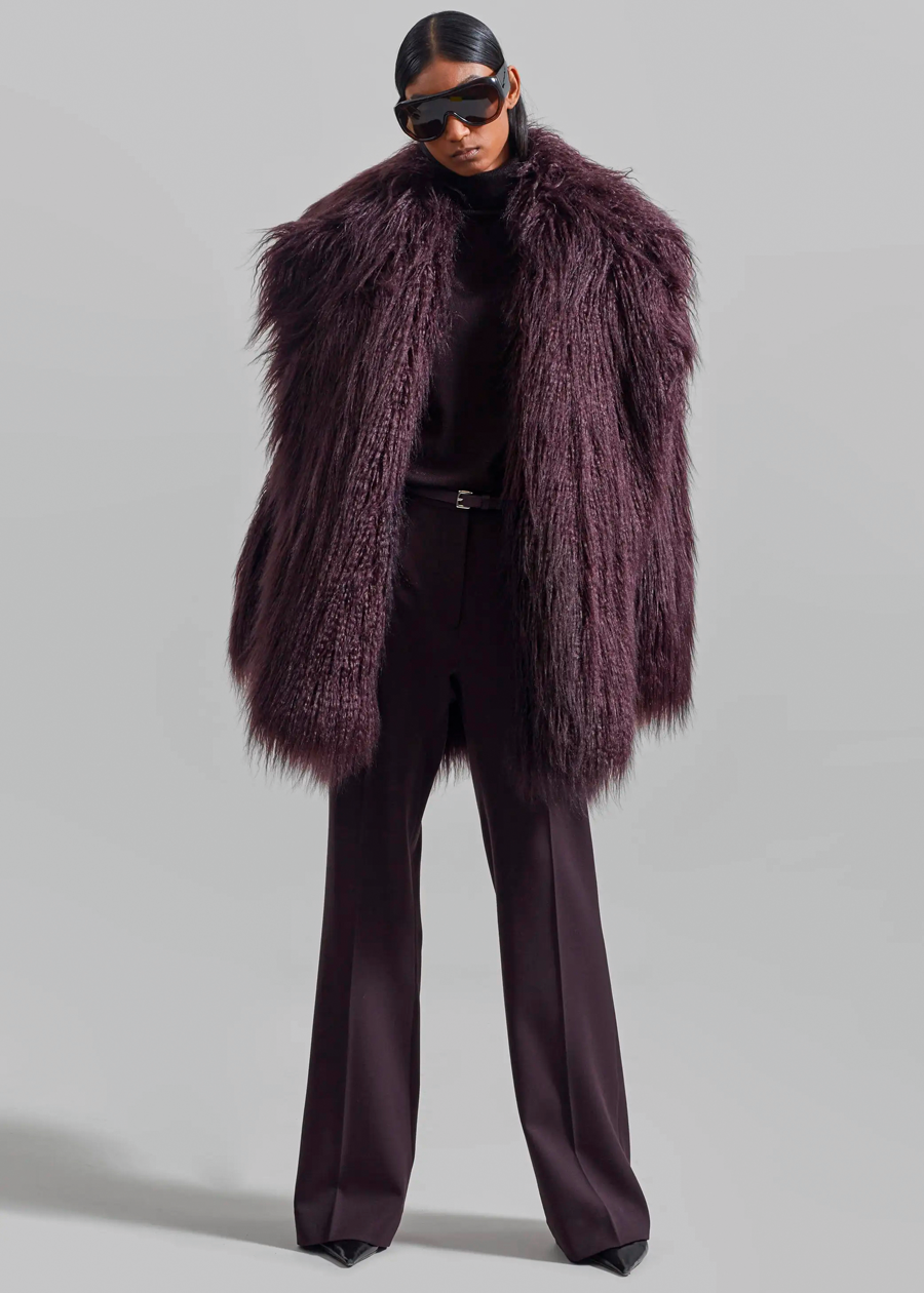 Großartig: Die schwere Kunstfelljacke in Dark Plum macht nicht nur im Alltag, sondern auch in Kombination mit der eleganten Abendrobe eine gute Figur. 
thefrankieshop.co