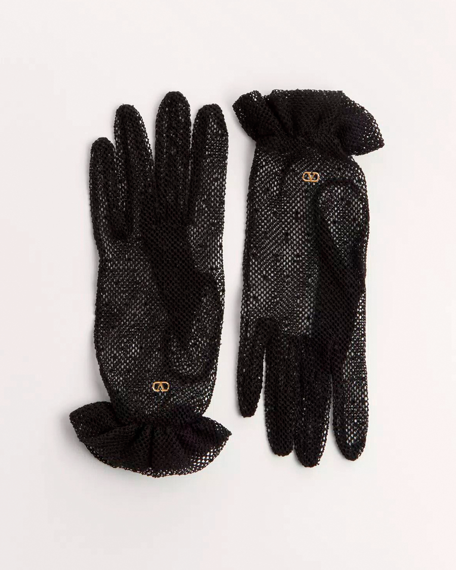 Fingerspitzengefühl: Stil bis in die Fingerspitzen versprechen diese 
feinen Handschuhe aus Baumwolle, Tüll und 
Rüschenbesatz sowie goldfarbenem Signature-
Detail.
valentino.com