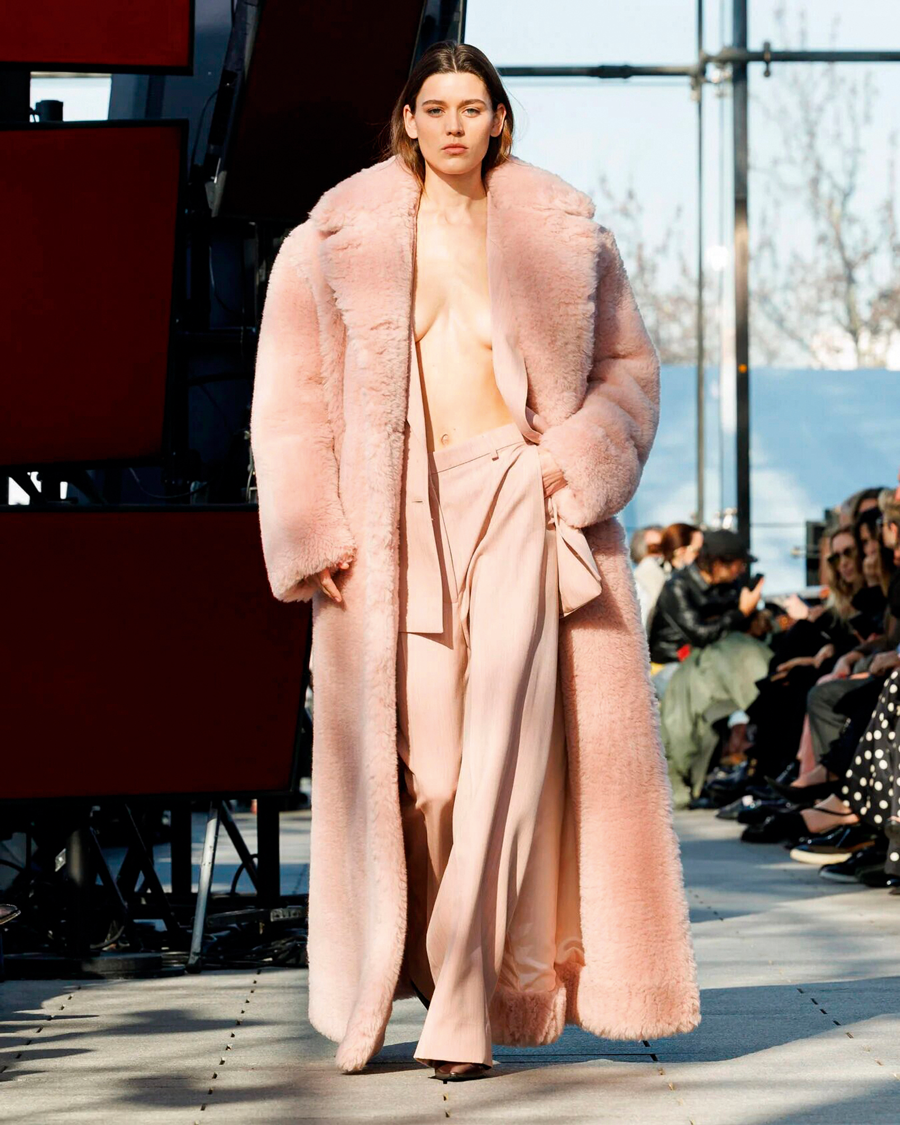 La Vie en Rosé: Mit dem altrosa Eco-Chic- Oversize-Mantel aus weichem Teddystoff kehrt McCartney  zurück zur modernen Eleganz und übertriebenen ­Proportionen. stellamccartney.com

