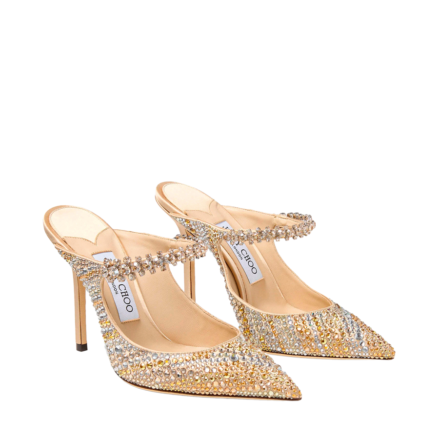Royale Heels: Glamour bis in die Zehenspitzen: Die filigrane Kristallverzierung des goldenen Satins dieser Bing Mules zieht alle Blicke auf sich. jimmychoo.com