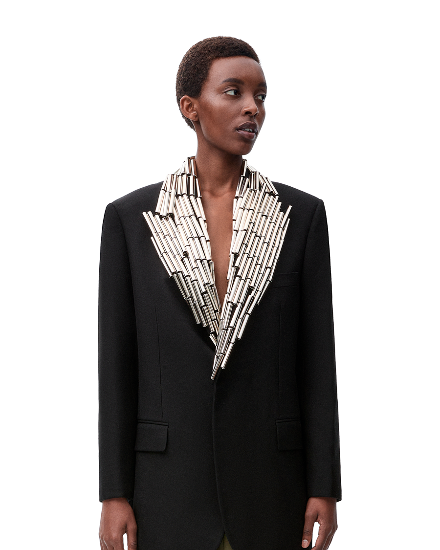 Statement in Schwarz: Loewes Wolltwill-Jacke glänzt mit ihrem einzigartigen Revers,
 auf das Perlen in Chrom per Hand aufgestickt wurden. 
loewe.com