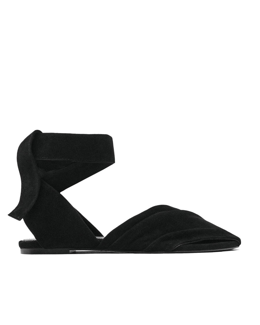 Ballet in Black: Fersenfrei und fabulous: Massimo Duttis limitierte Ballerinas mit 
komfortabler runder Passform ­überzeugen mit Wickeloptik in 
unaufgeregter Eleganz. 

massimodutti.com