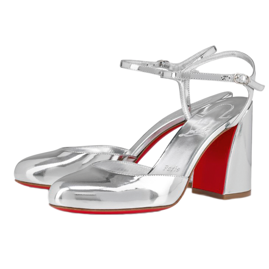 Wegweisend: Louboutin vereint in seinen  »Jane«-Pumps aus Specchio-Leder ­glänzendes Metallic-Silber mit der ikonisch roten Sohle – eine festliche Kombination. Christian Louboutin, lyst.com