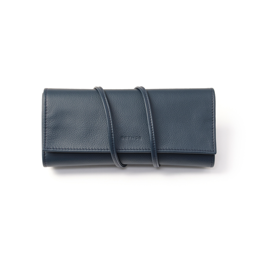 Feinste Materialien
Faltbares Schmuck-
etui mit umlaufendem 
Verschlussband aus
Cervo-Kalbsleder aus 
der Kollektion »1977«.
Das Innenleben ist aus 
hellem Velours-Echtleder gefertigt. Vier Fächer 
und eine spezielle 
Ringaufbewahrung bieten Schutz für edle 
Schmuckstücke.
bethge.store