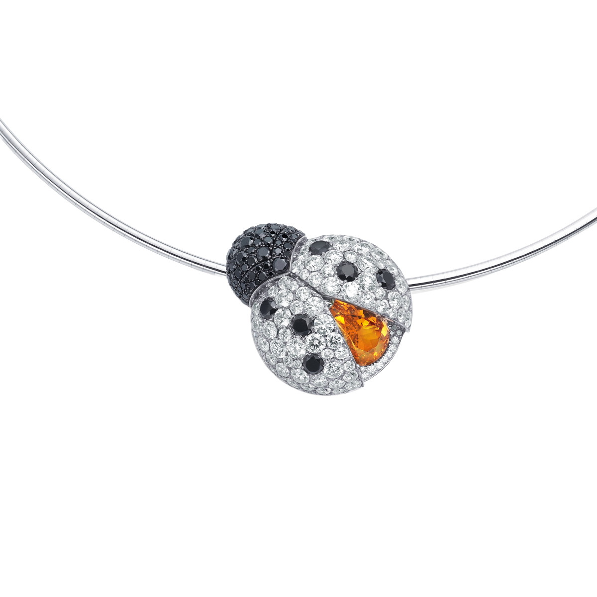 Ladybird: Diamantcollier mit Spezialeffekt: Ein einzigartiger Mechanismus öffnet die Flügel und gibt den Blick auf den schillernden Edelstein darunter frei. bucherer.com