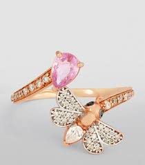 Pinke Blüte: Der zarte »Honey Bee«-Ring aus der »Bee Goddess«-Kollektion aus Roségold ist mit Diamanten und einem pinkfarbenen Saphir besetzt. harrods.com