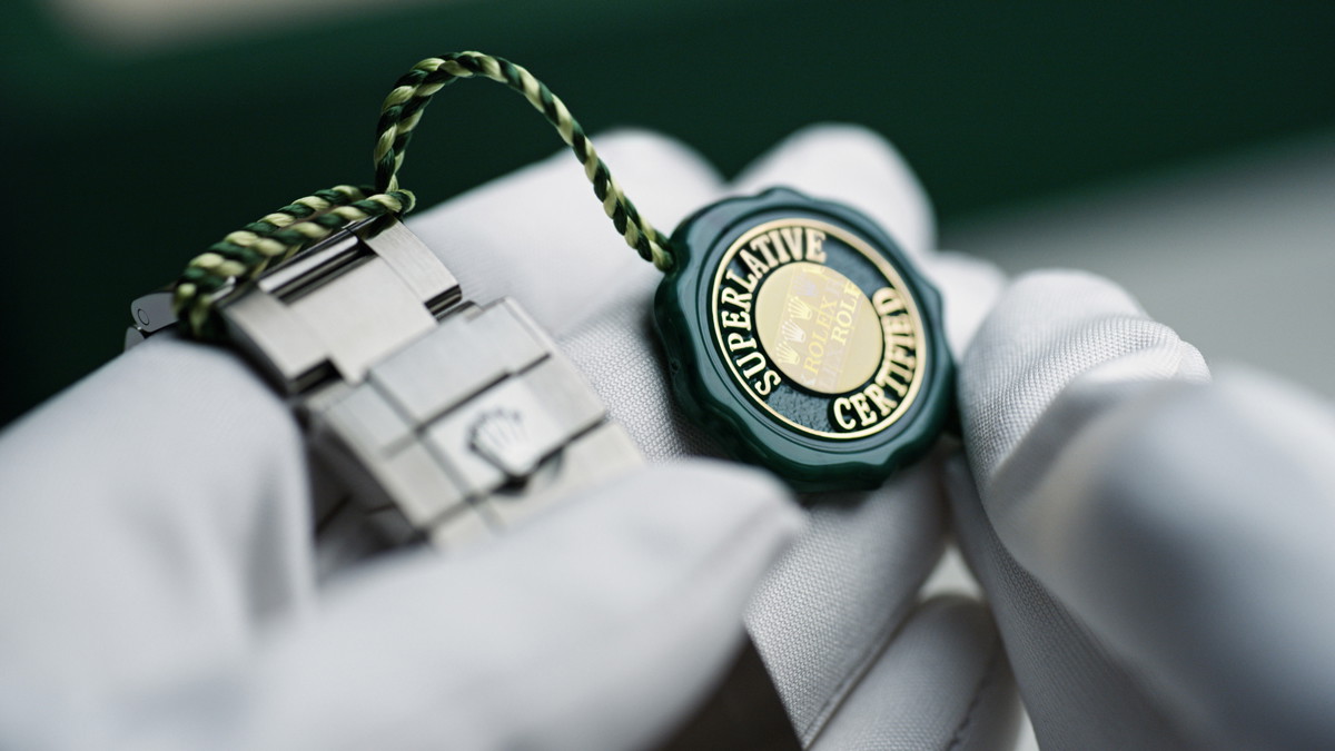 Rolex : Mit dem Prädikat 
»Chronometer der 
Superlative« werden bei 
Rolex seit 2015 Uhren ausgezeichnet, die pro Tag lediglich zwei Sekunden vor- oder nachgehen.  rolex.com